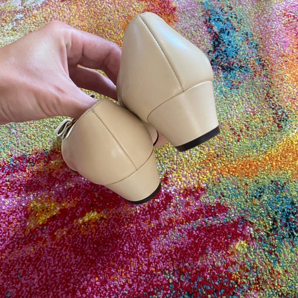 8.5 B Ferragamo Bow Flats Beige Great Condition - Picture 4 of 7